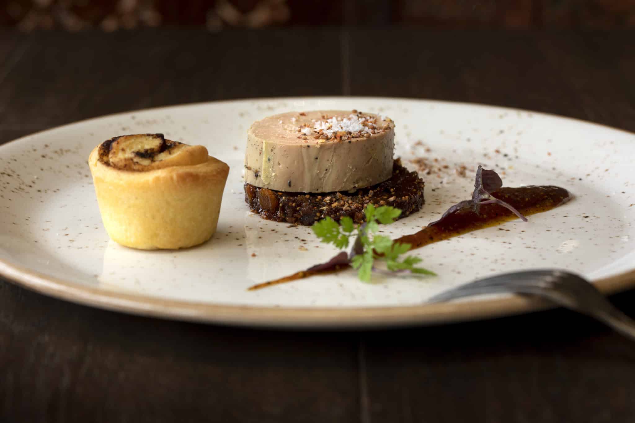 Foie gras mi-cuit, compotée de figue aux fruits secs et baies de boutons de cannelier