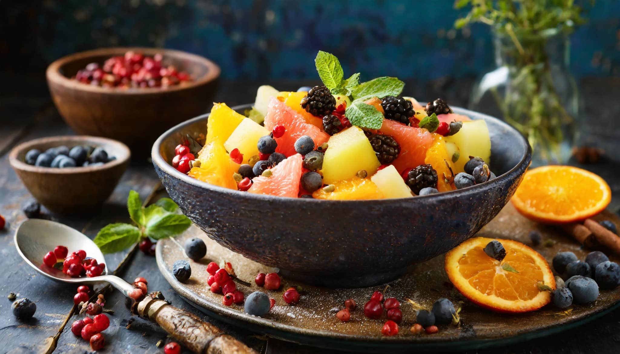 un bol de fruit avec des herbes et des épices