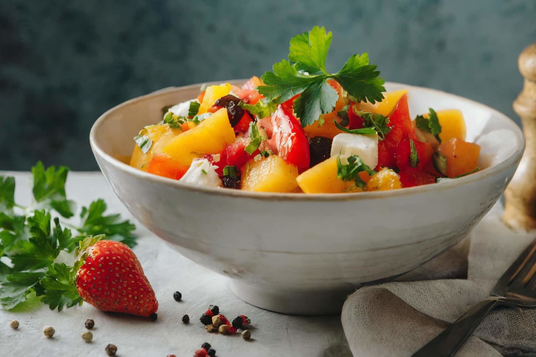 Bol de fruits avec de la coriandre et du poivre