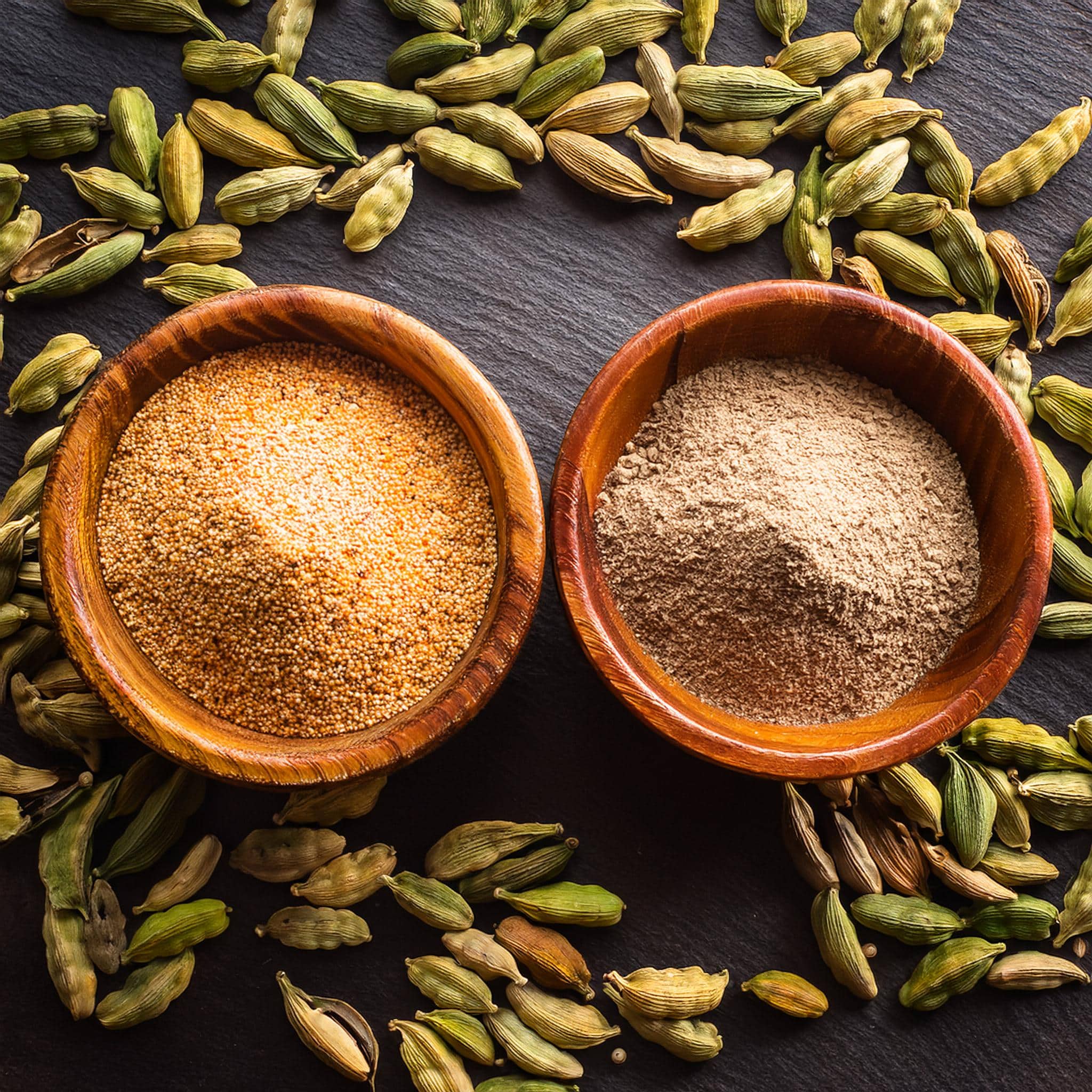 De la farine d'orge avec de la poudre de cardamome
