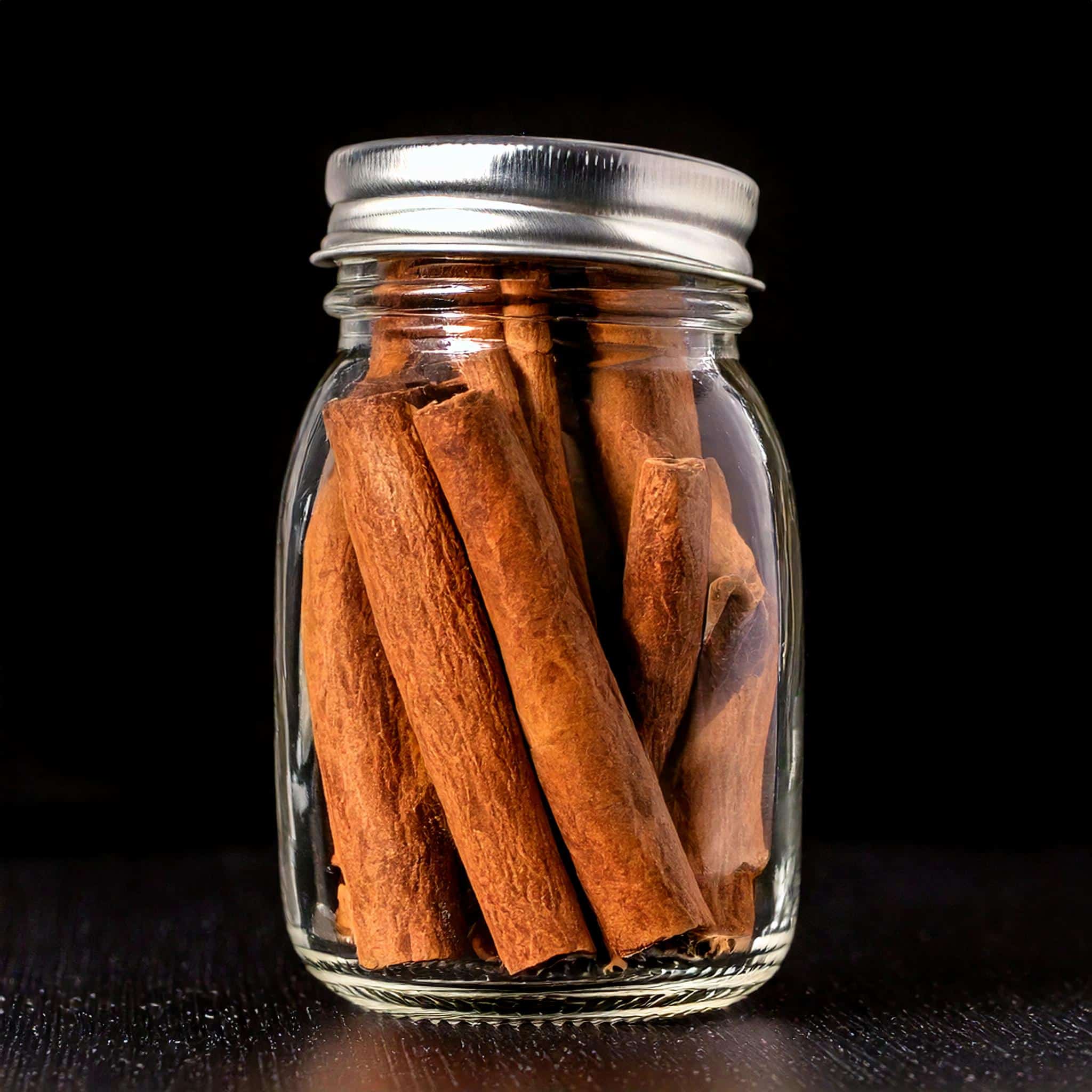 De la cannelle de ceylan dans un pot en verre
