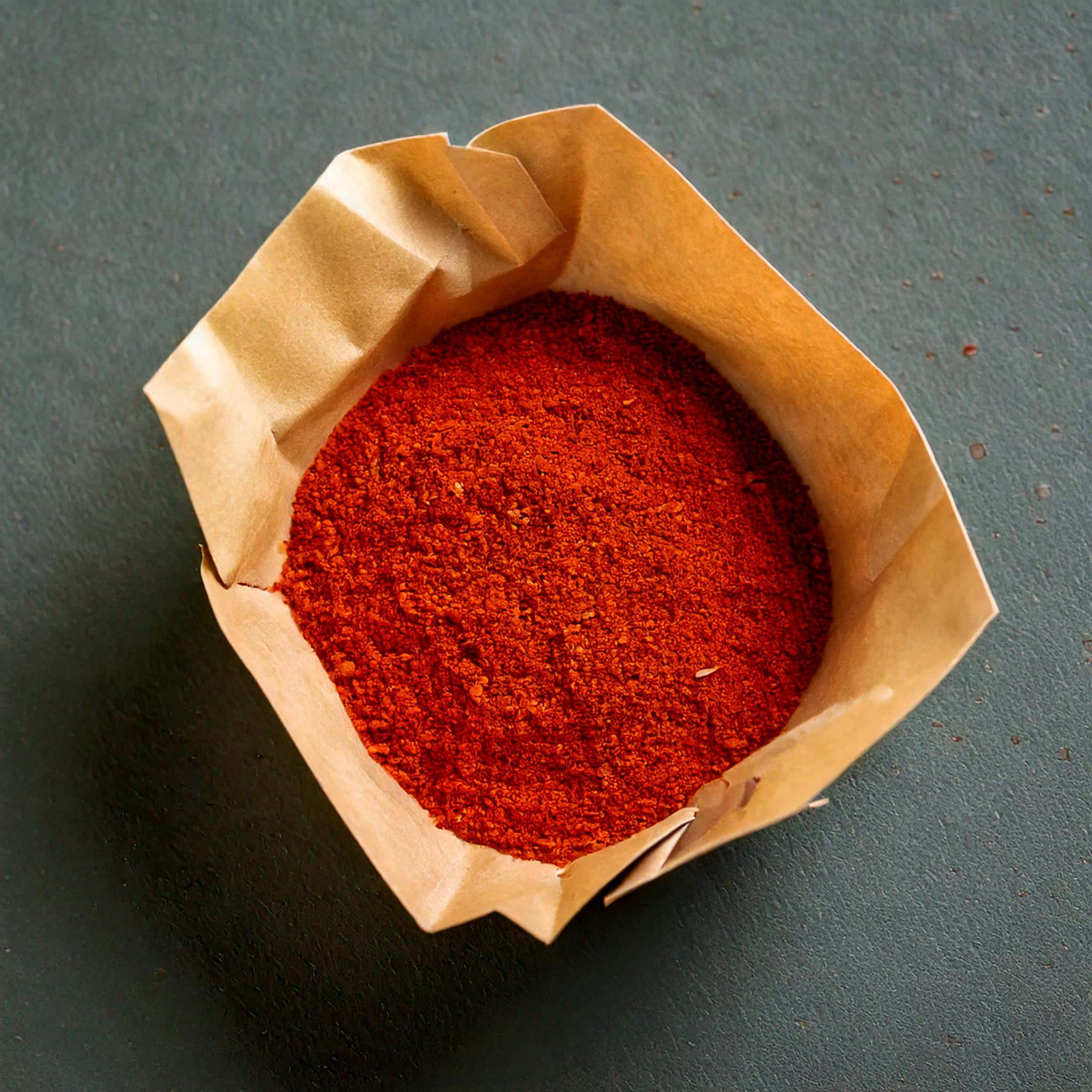 Du piment d'espelette moulu dans un sachet