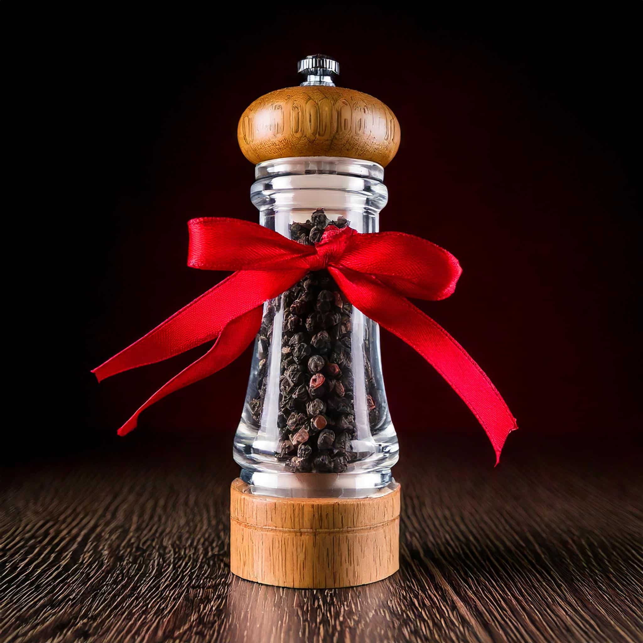 du poivre de Kampot dan un moulin à poivre avec un ruban rouge