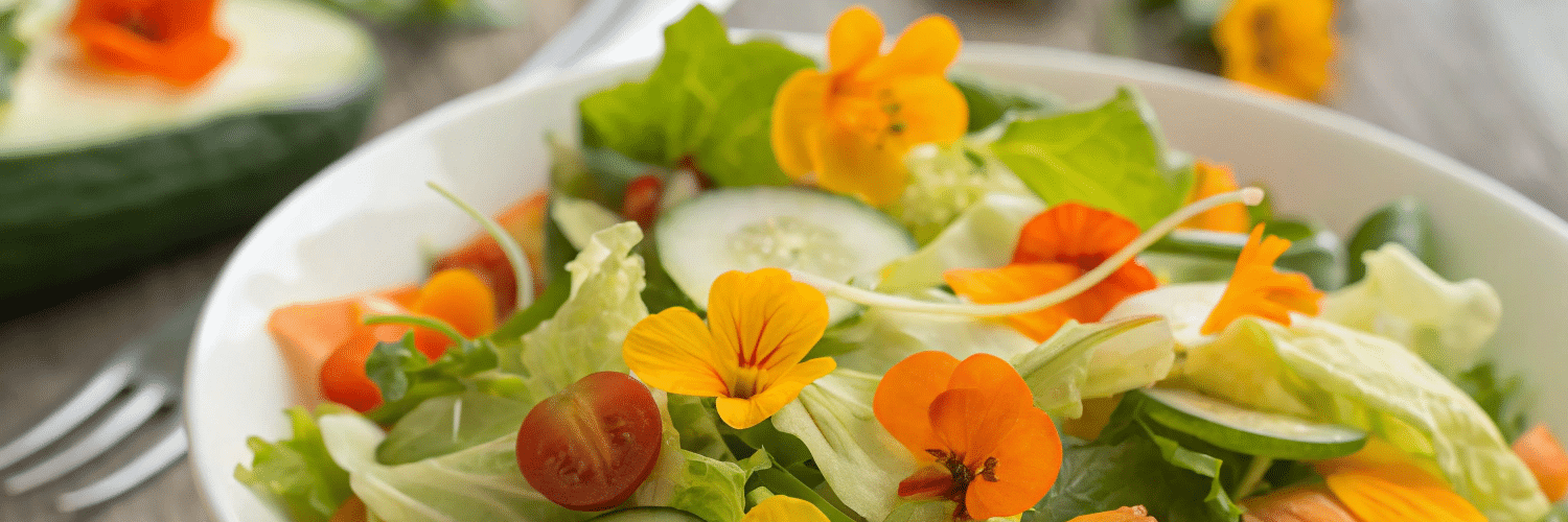 Frischer Salat mit Kapuzinerkresseblüten