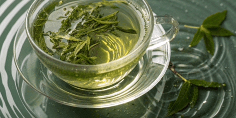 Un thé vert Sencha dans une tasse transparente