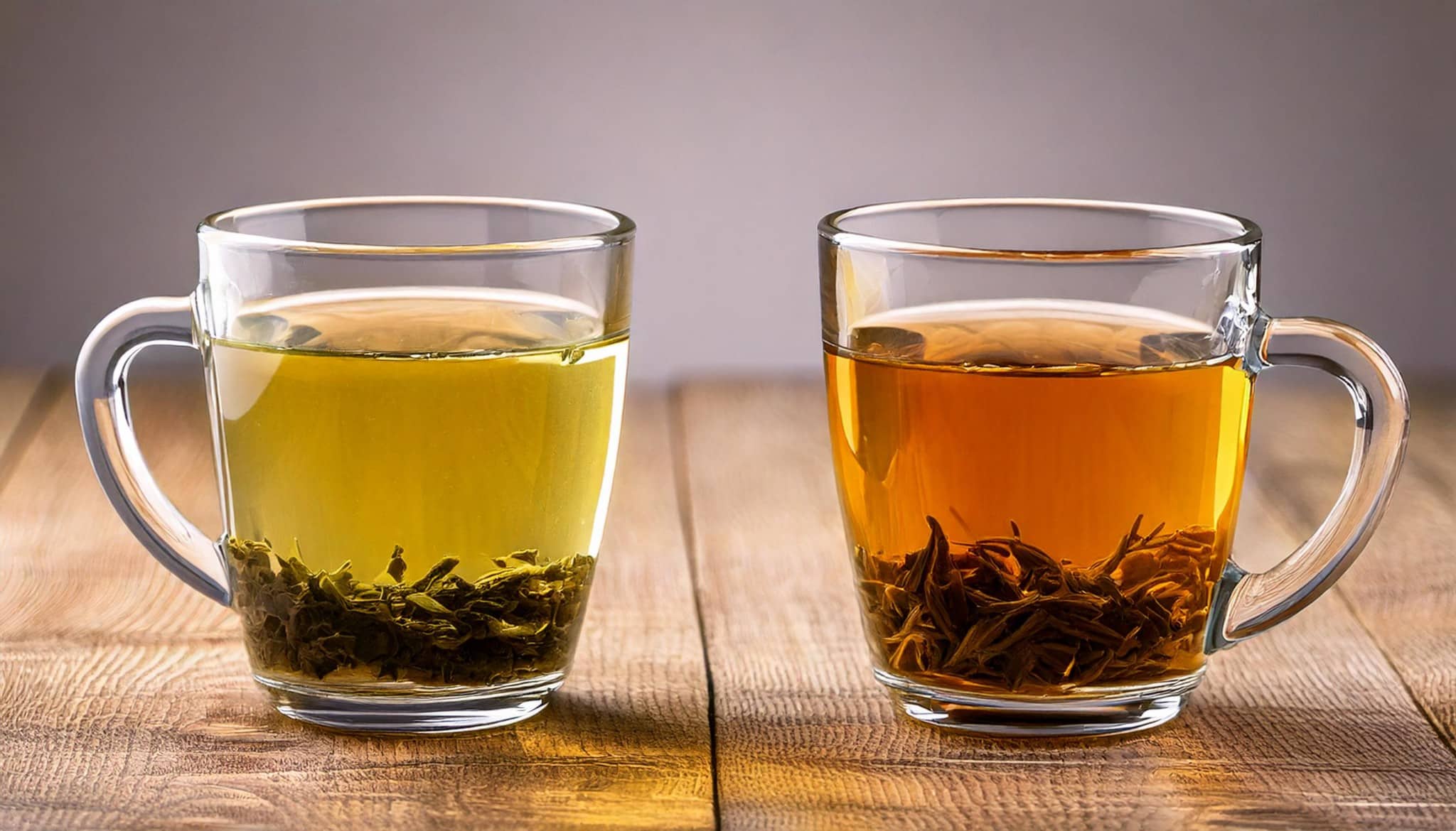 Zwei Tassen Tee (eine grüne und eine weiße)