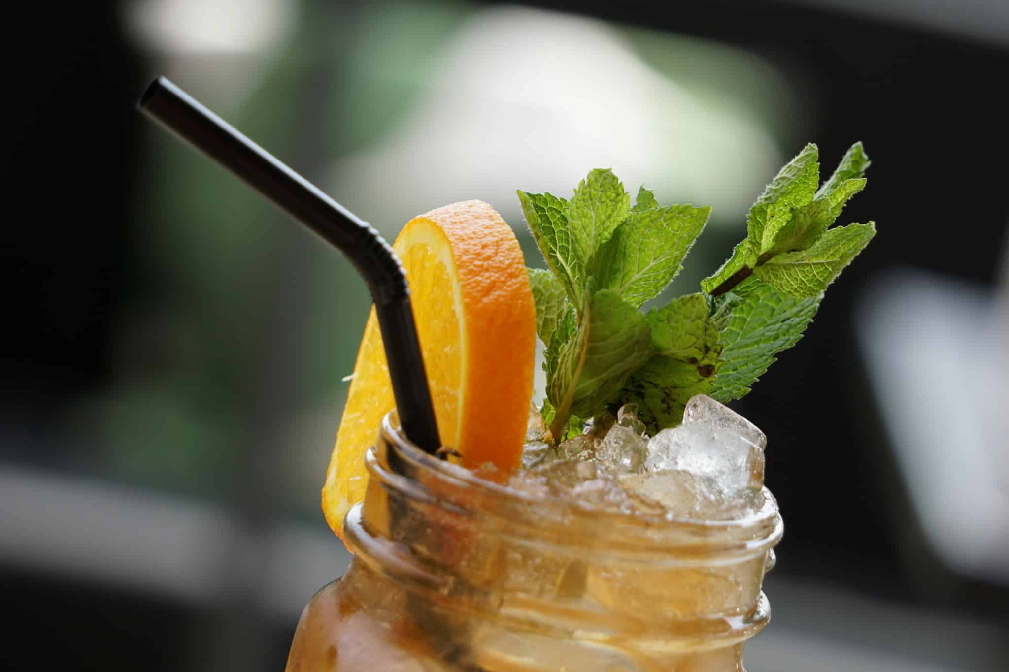 Un thé glacé avec une rondelle de citron