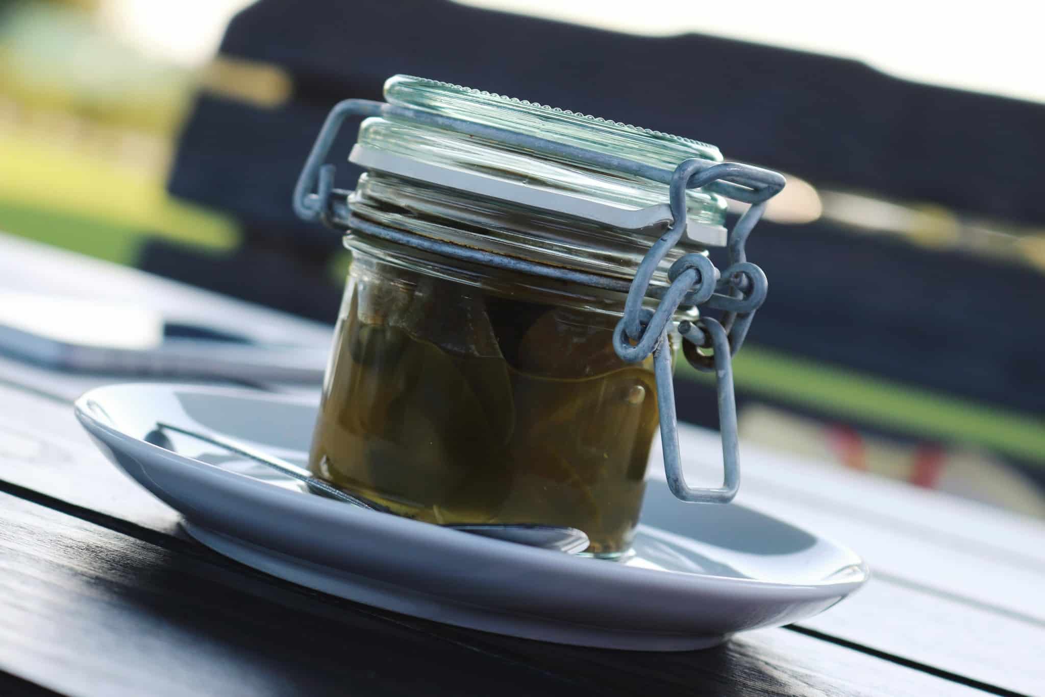 Un bocal de pickels sur une assiette blanche