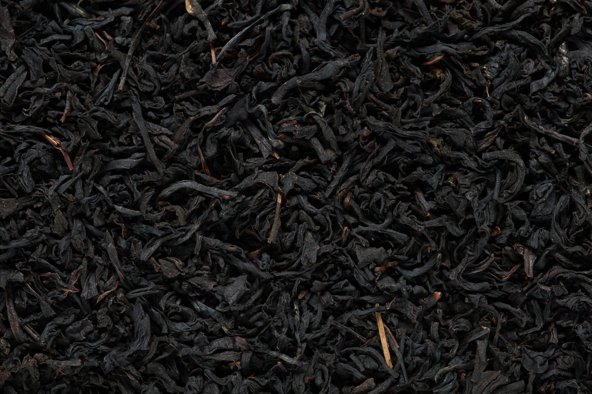 Des feuilles de thé noir