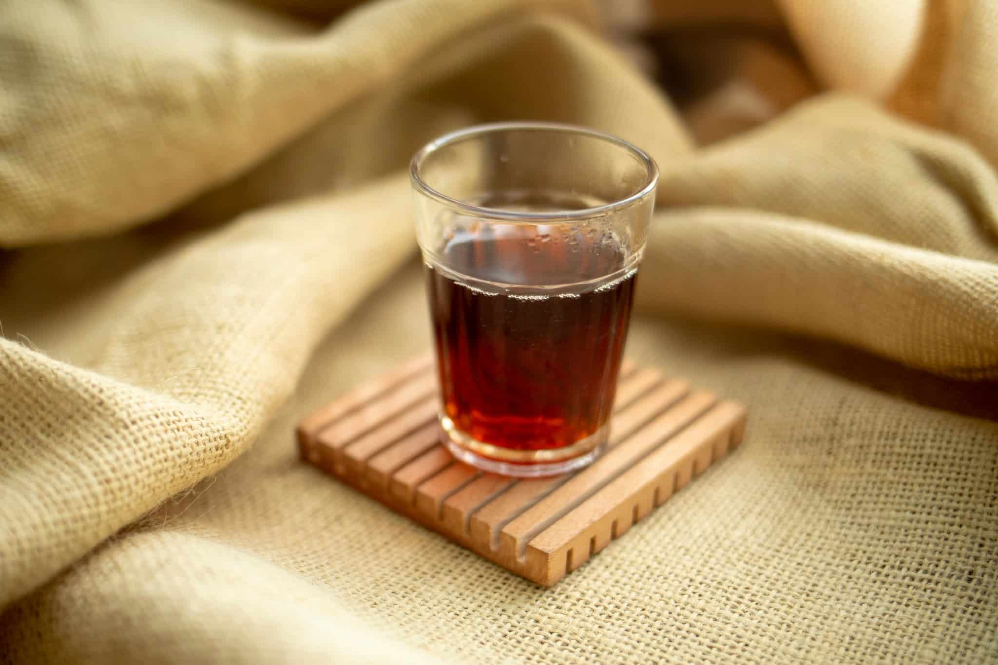 Un verre de thé noir refroidi