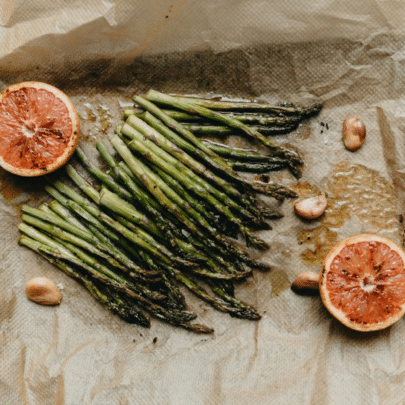 Des asperges du valais grillées avec du pamplemousse et du poivre de Timut