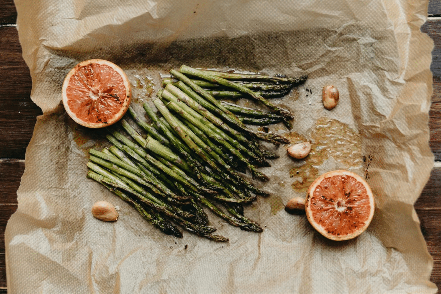 Des asperges du valais grillées avec du pamplemousse et du poivre de Timut