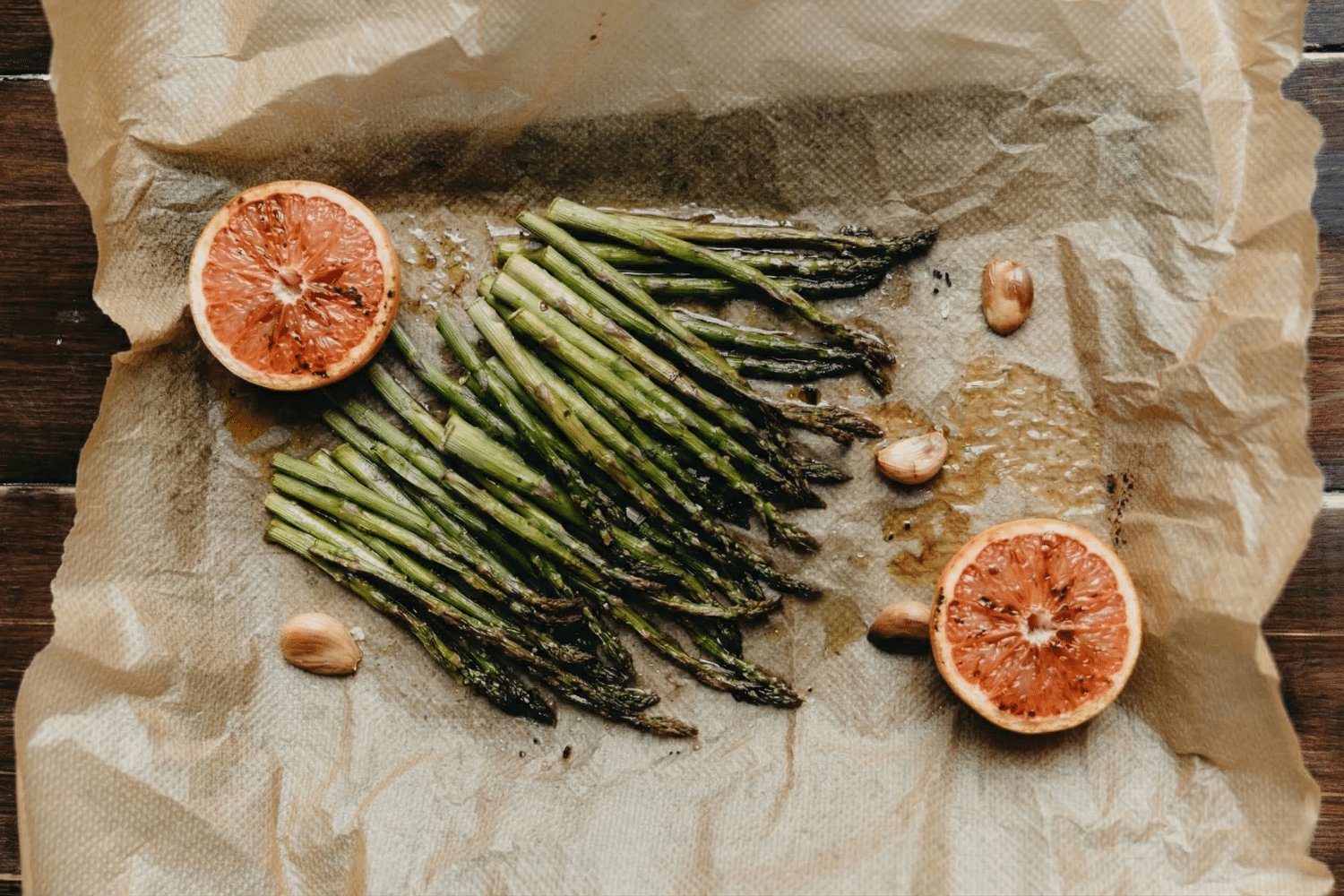 Des asperges du valais grillées avec du pamplemousse et du poivre de Timut