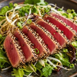 Un tataki de thon avec une croute au sésame et au poivre de Kampot noir