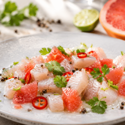 Une assiette de ceviche aux agrumes et baies de Timut