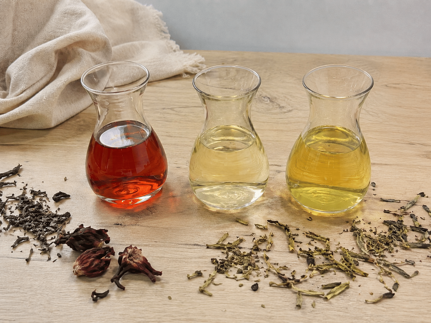 Trois fioles avec les thés dedans : Rooibos, thé blanc, sencha.
