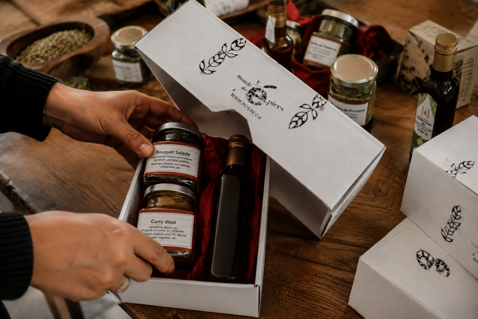 Un coffret cadeaux avec une huile et des mélanges d'épices.