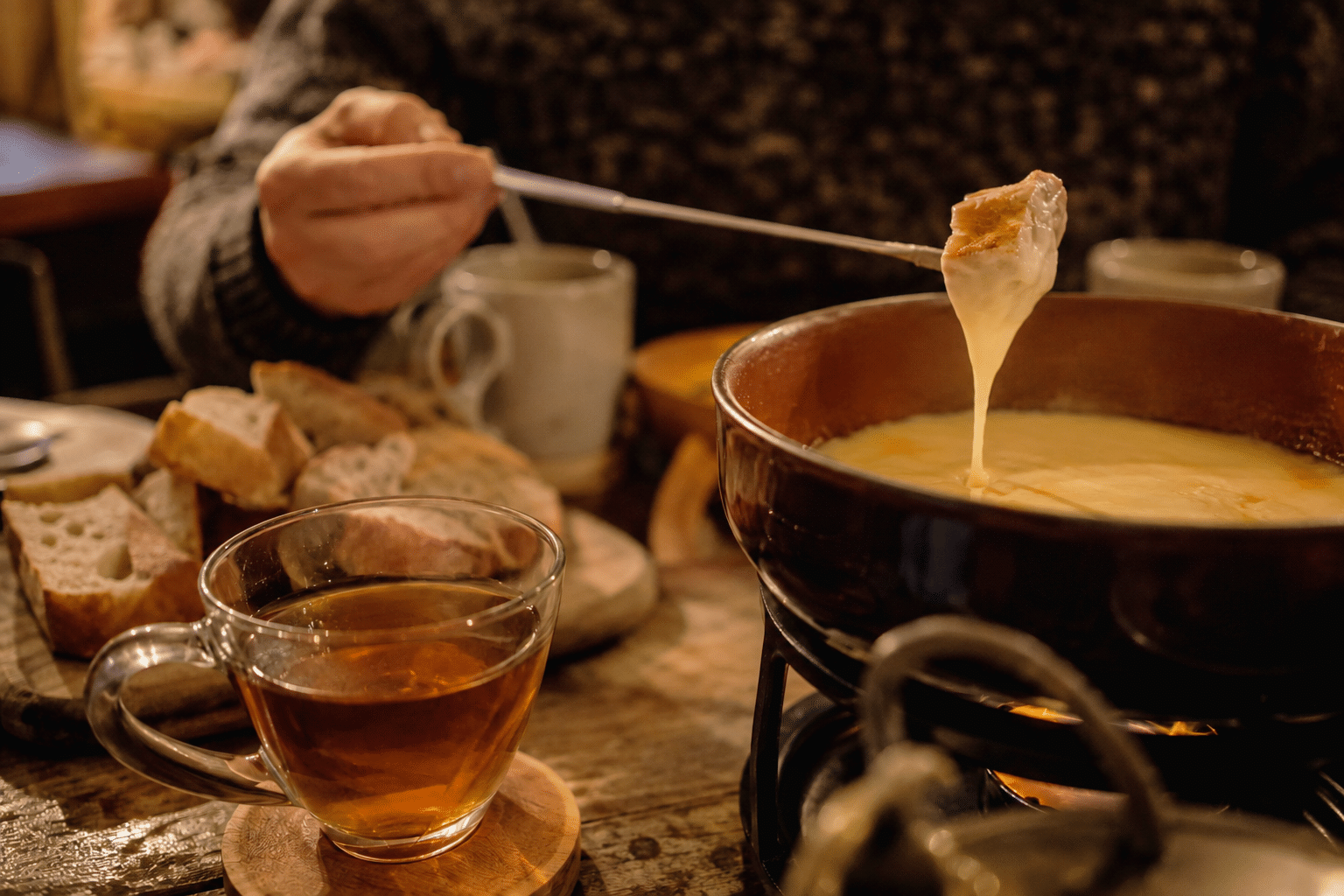 Une fondue avec une tasse de thé.